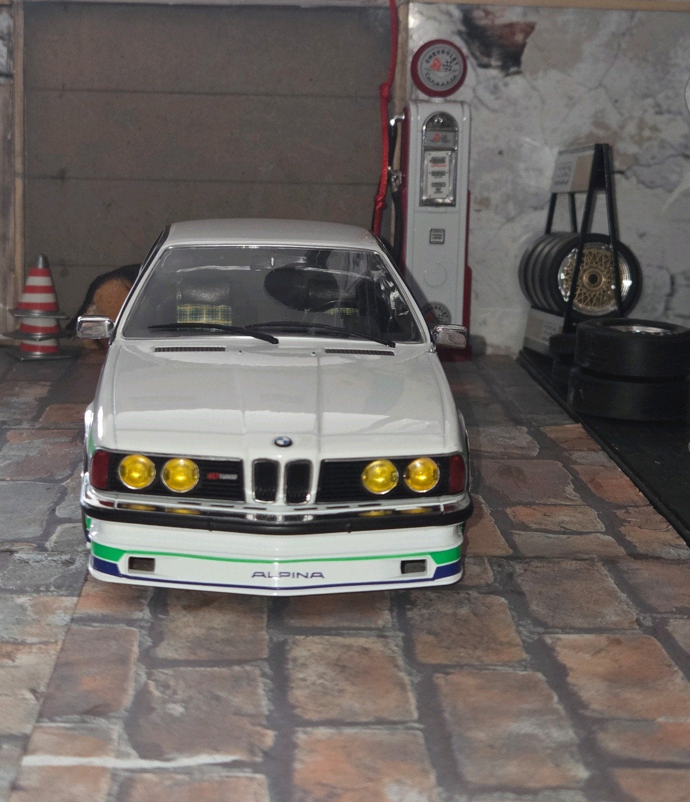 BMW E24 Alpina B7 – 1984 – Wit  MCG 

 Alu Alpina wheels, Hobby en Vrije tijd, Modelauto's | 1:18, Verzenden, Zo goed als nieuw
