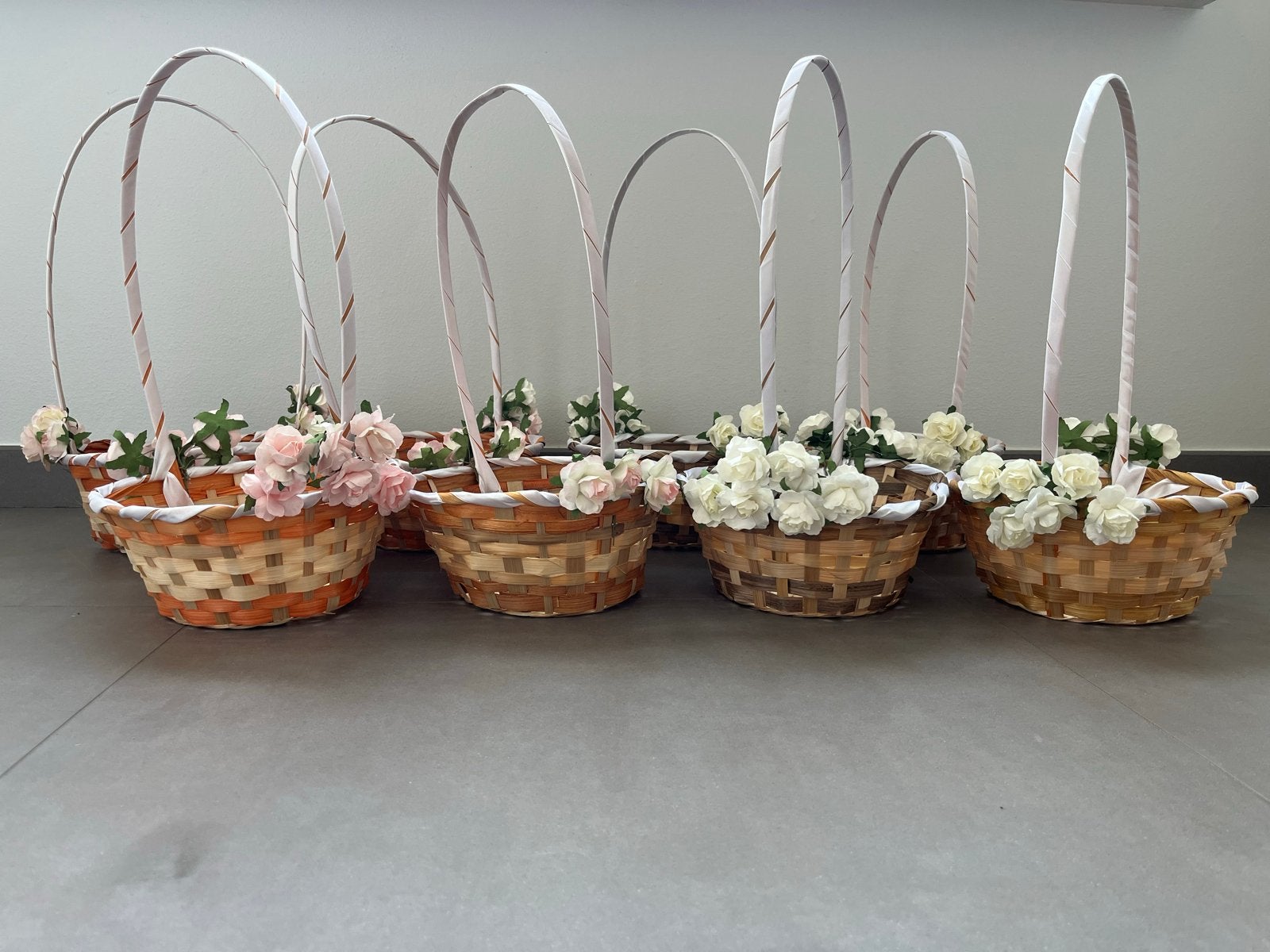 8 rieten bloemenmandjes voor bruiloft of decoratie, Gevlochten, Mand, Ophalen of Verzenden, Zo goed als nieuw