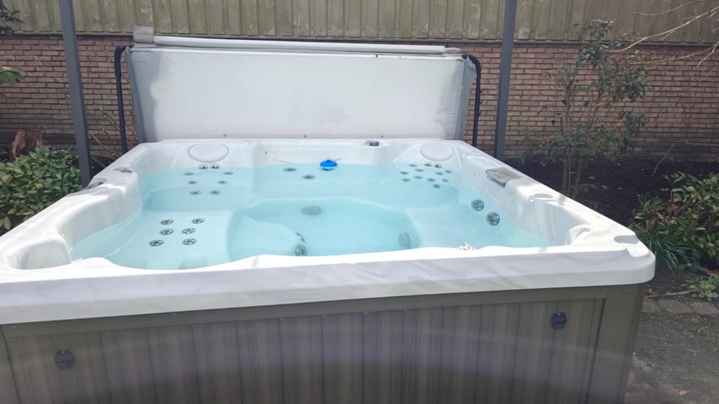 Jacuzzi J-275 6-persoons met cover en trapje, Tuin en Terras, Bubbelbaden en Hottubs, Ophalen, Gebruikt, Trap, Vast