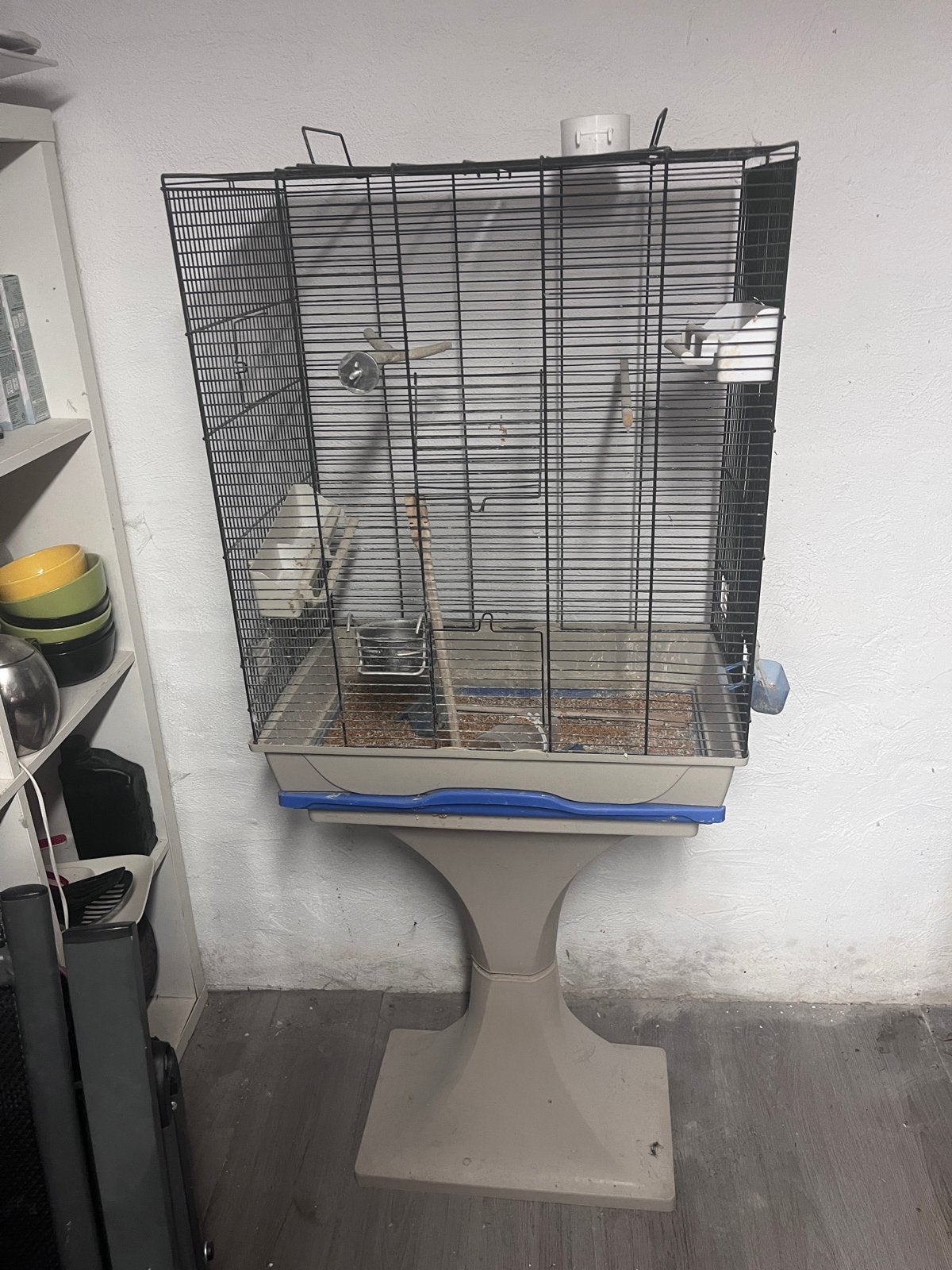 Nette en Ruime Vogelkooi met Standaard en Toebehoren, Ophalen, Metaal, Vogelkooi