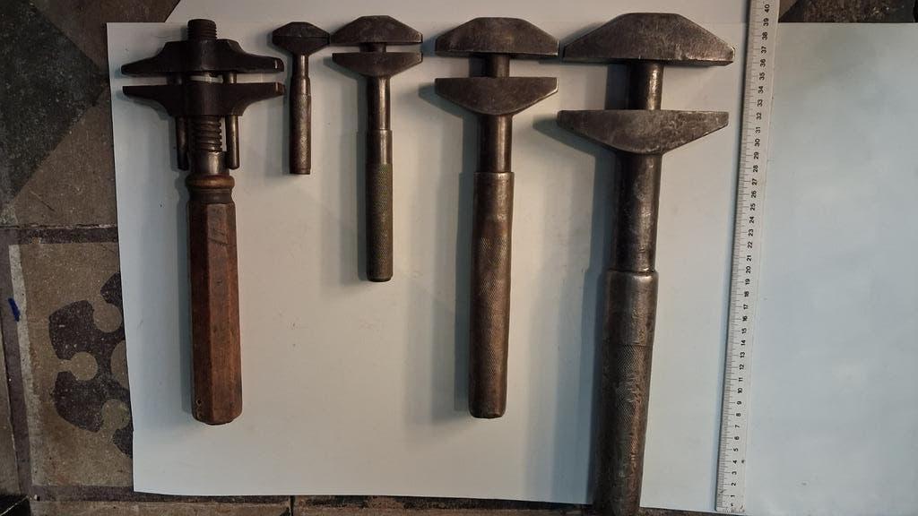 Vijf moersleutels en Slipratels en diverse sleutels, Antiek en Kunst, Antiek | Gereedschap en Instrumenten, Ophalen of Verzenden