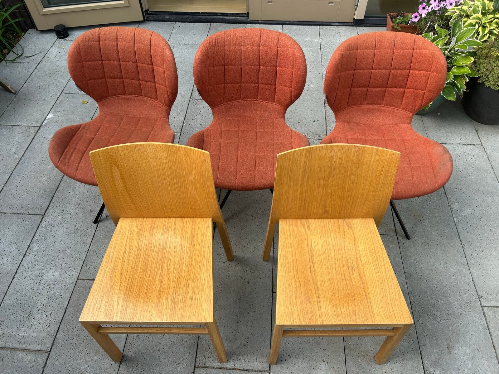 GRATIS! Set van 3 oranje stoffen stoelen en 2 houten stoelen, Ophalen, Gebruikt, Overige kleuren, Vijf, Zes of meer stoelen