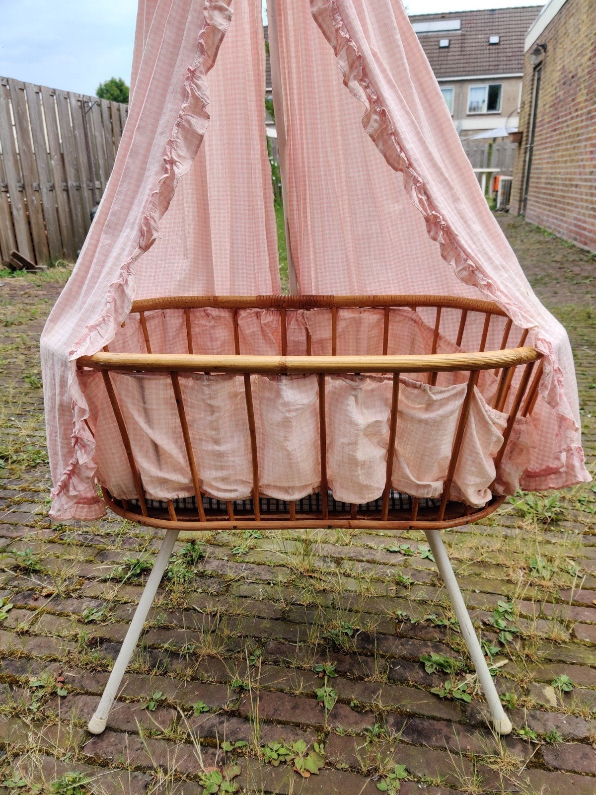 Vintage poppenwiegje met ijzeren onderstel en hemeltje, Kinderen en Baby's, Babywiegjes en Ledikanten, Ophalen of Verzenden, Gebruikt