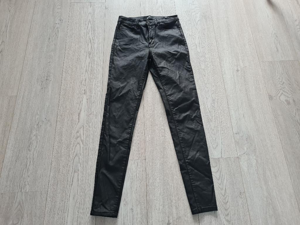 Sexy glanzende zwarte broek maat 38, Maat 38/40 (M), Zwart, Ophalen of Verzenden, Zo goed als nieuw