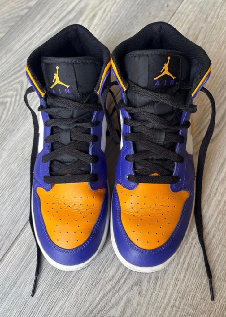 Air Jordans 1 Mid Lakers 2022., Ophalen of Verzenden, Zo goed als nieuw