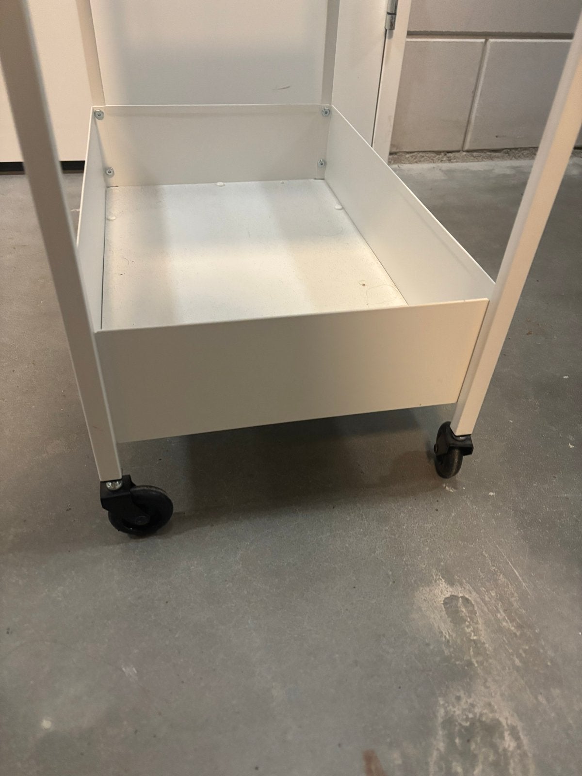 Ikea Nissafors - Witte metalen roltafel met 3 etages, Huis en Inrichting, Ophalen of Verzenden, Zo goed als nieuw
