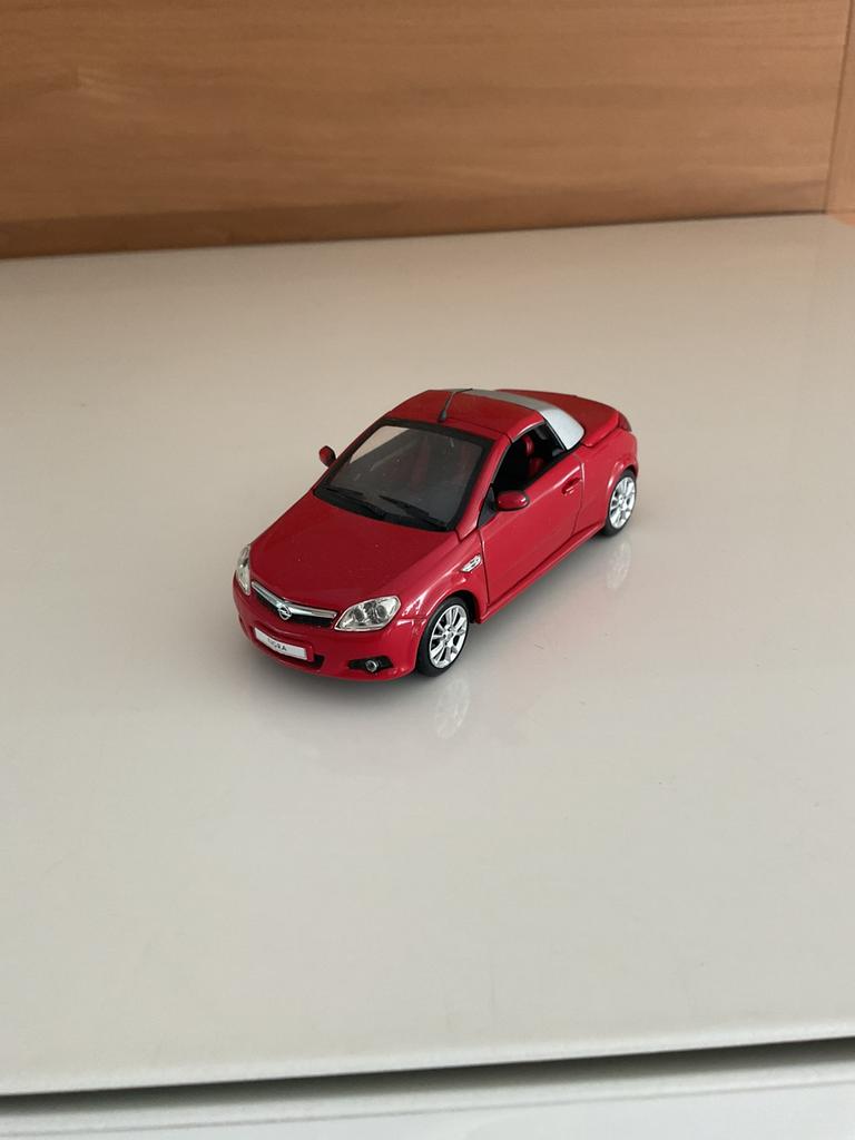 Opel Tigra van Minichamps, Hobby en Vrije tijd, Ophalen, Zo goed als nieuw