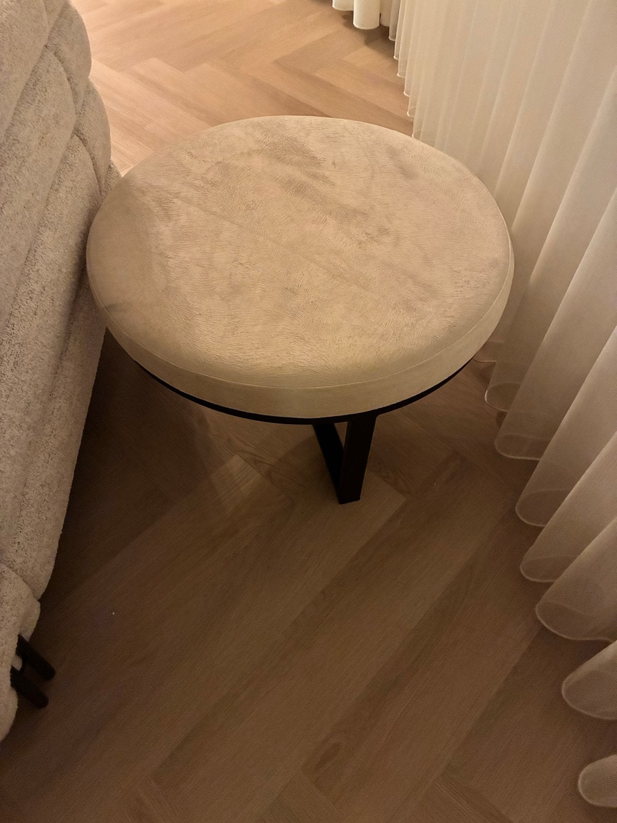 Ecru poef/bijzettafel met zwart onderstel en huidzitting, Ophalen, Vierkant, Leer, Zo goed als nieuw