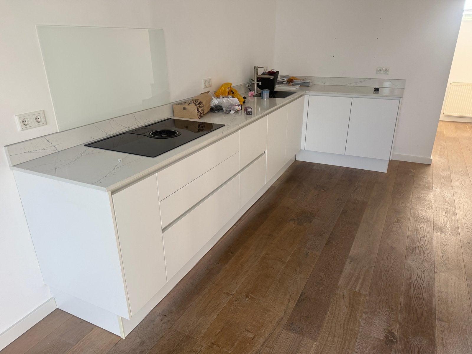 Witte keuken met marmer blad, Siemens vaatwasser & Quooker, Ophalen, Gebruikt, Wit, Hoekkeuken