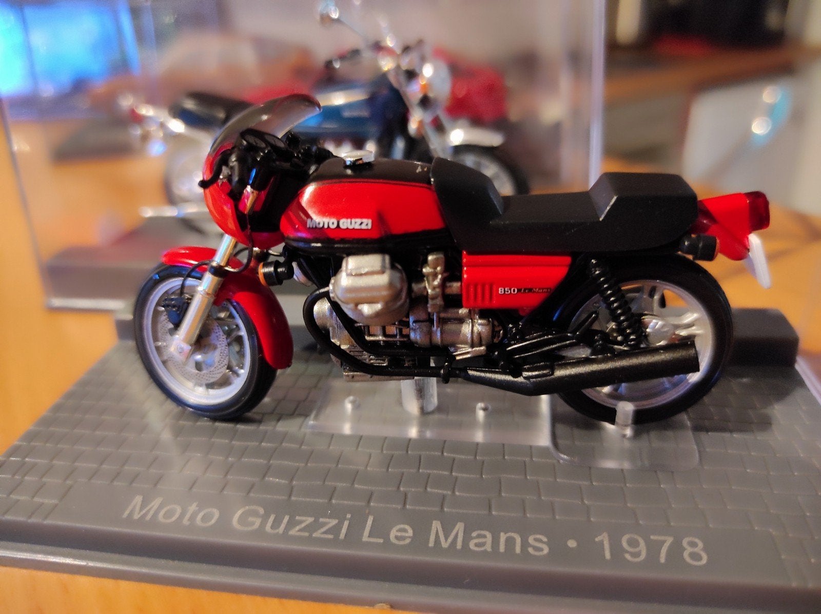 Moto Guzzi LeMans 1978 1:24 in vitrinedoosje, Ophalen of Verzenden, Overige merken