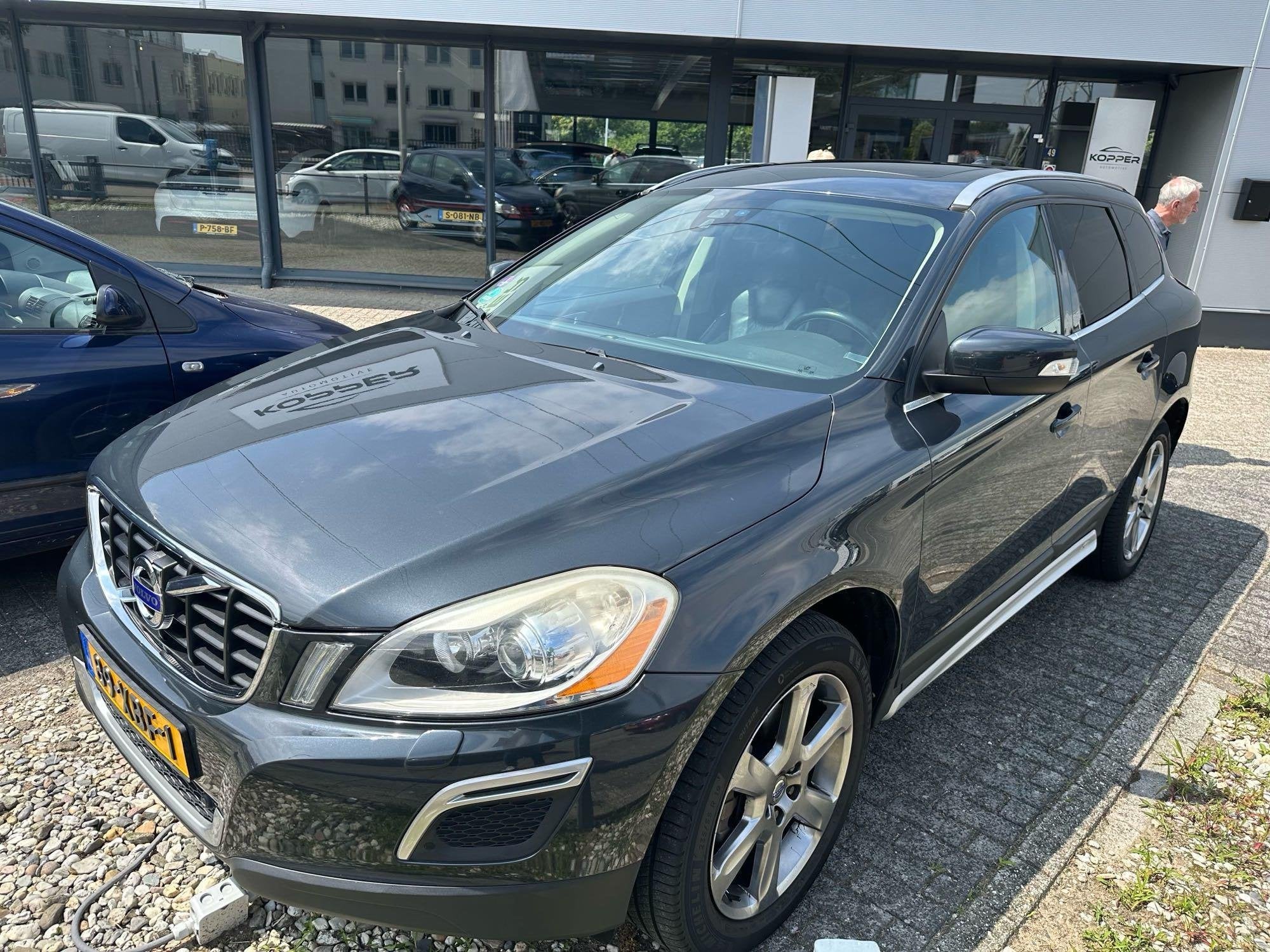 Volvo XC60 2.0 T5 R-Design / Pano / Trekhaak / Leder, Auto's, Volvo, Euro 5, Zwart, 4 cilinders, Bedrijf