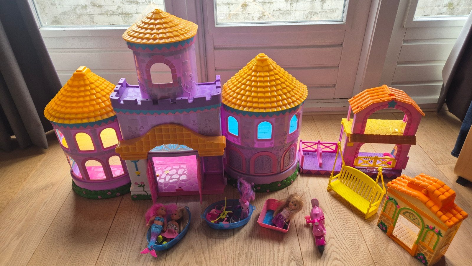Speelkasteel met toebehoren, Kinderen en Baby's, Speelgoed | Poppenhuizen, Ophalen, Gebruikt, Poppenhuis