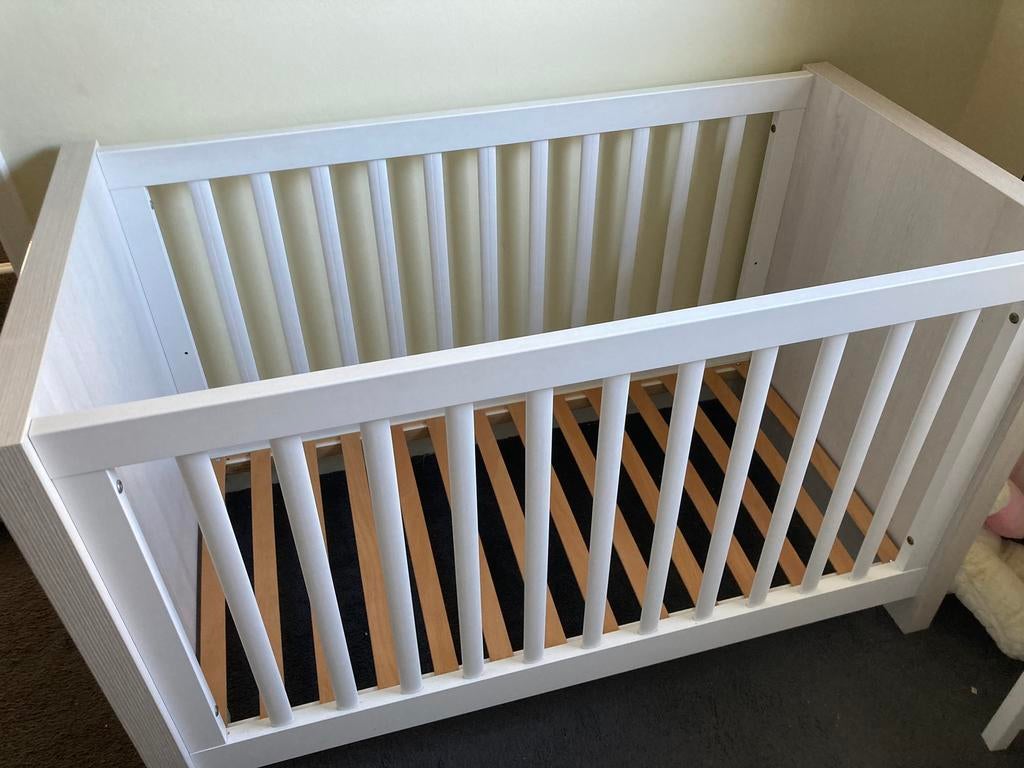 Babykamer: ledikant/commode/plankje, Kinderen en Baby's, Kinderkamer | Commodes en Kasten, Ophalen, Gebruikt, 50 tot 70 cm, 100 cm of meer