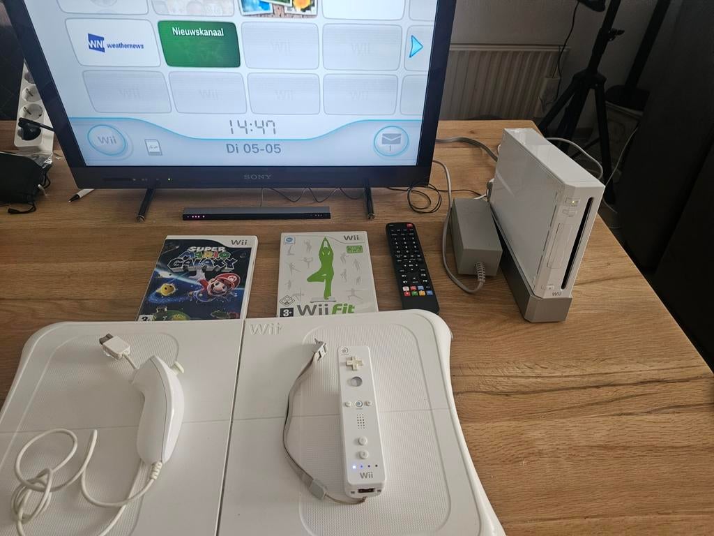 Wii, balansbord ,wiifit,mario galaxy,evt met tv sony 24 inch, Spelcomputers en Games, Ophalen of Verzenden, Zo goed als nieuw