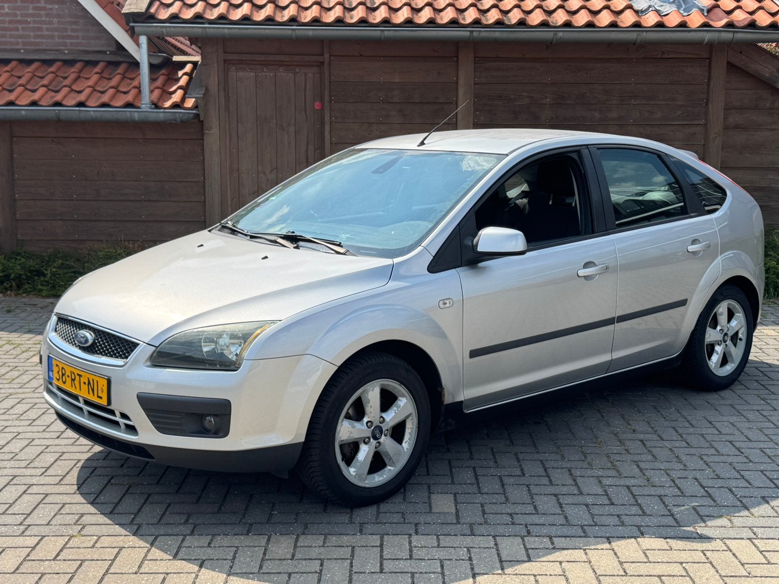 Ford Focus 1.6 5Drs Futura * NIEUWE APK * KOUDE AIRCO *, Auto's, 1596 cc, 4 cilinders, 49 €/maand, Origineel Nederlands