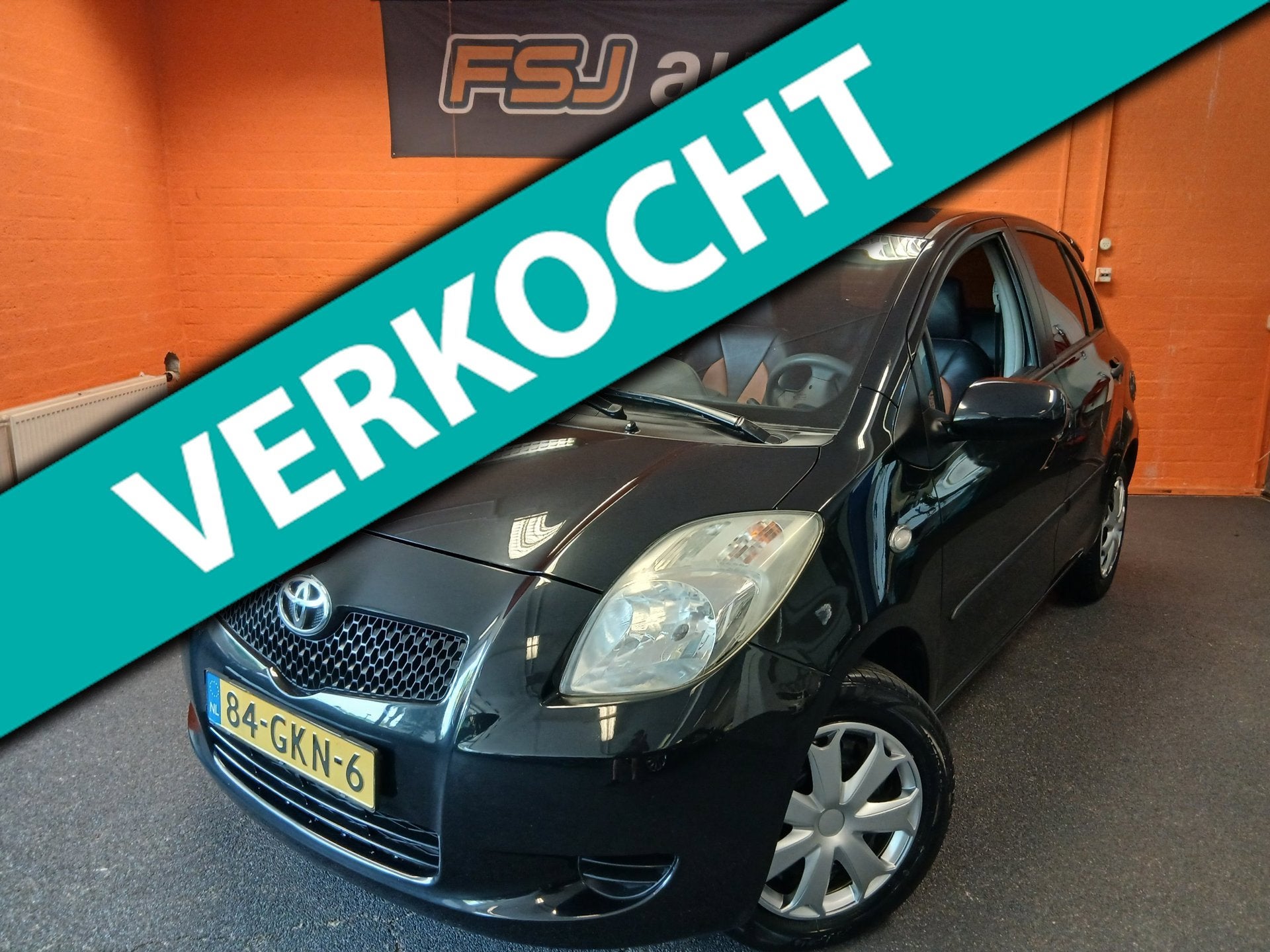 Toyota Yaris 1.0 VVTi + / 5 DEURS / SPORT / LEDER / TOPSTAAT, Auto's, Toyota, Voorwielaandrijving, Zwart, Bedrijf, Handgeschakeld