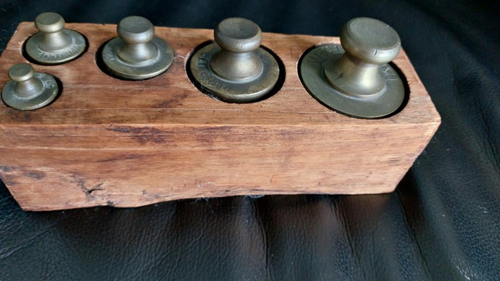 Antiek houten blok met messing gewichten, Antiek en Kunst, Ophalen of Verzenden