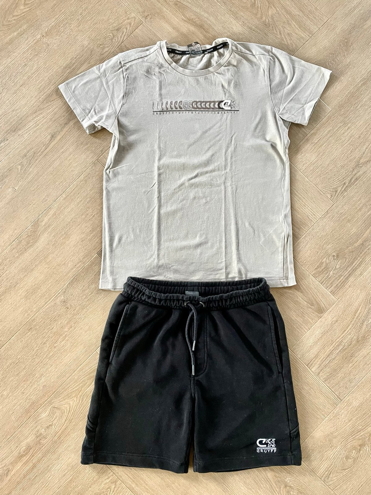 Cruyff leuke set: T-shirt en korte broek maat 164, Verzenden, Zo goed als nieuw, Jongen, Setje