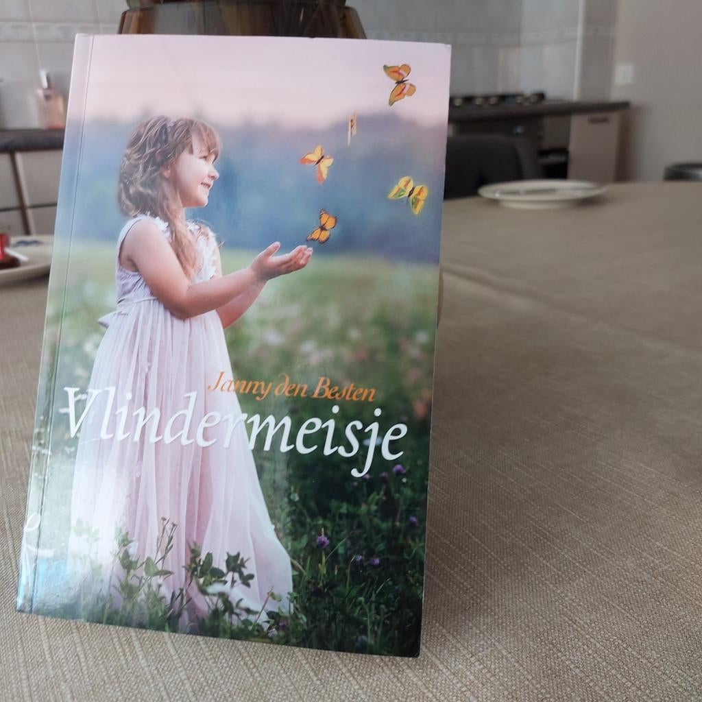 Vlindermeisje - Janny den Besten (Roman), Ophalen of Verzenden, Zo goed als nieuw, Janny den Besten, Nederland
