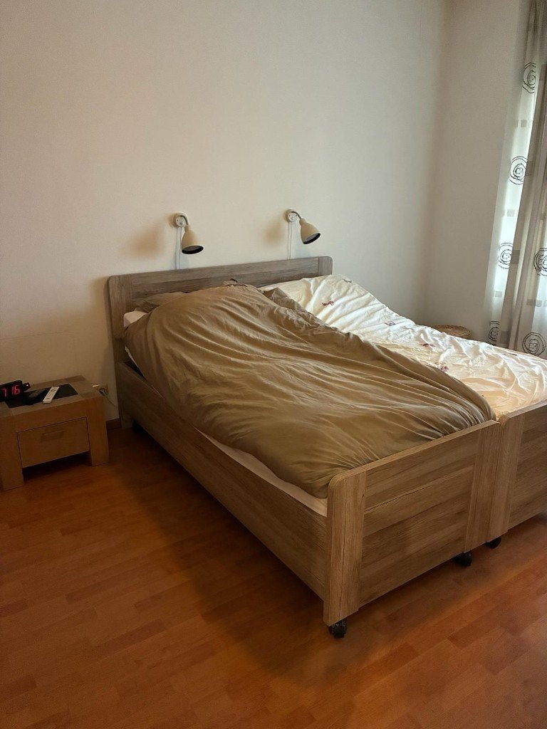 Seniorenbed tweepersoons met 2 nachtkastjes en spiegel, Huis en Inrichting, Slaapkamer | Bedden, Ophalen, Verstelbaar, Beige, Tweepersoons