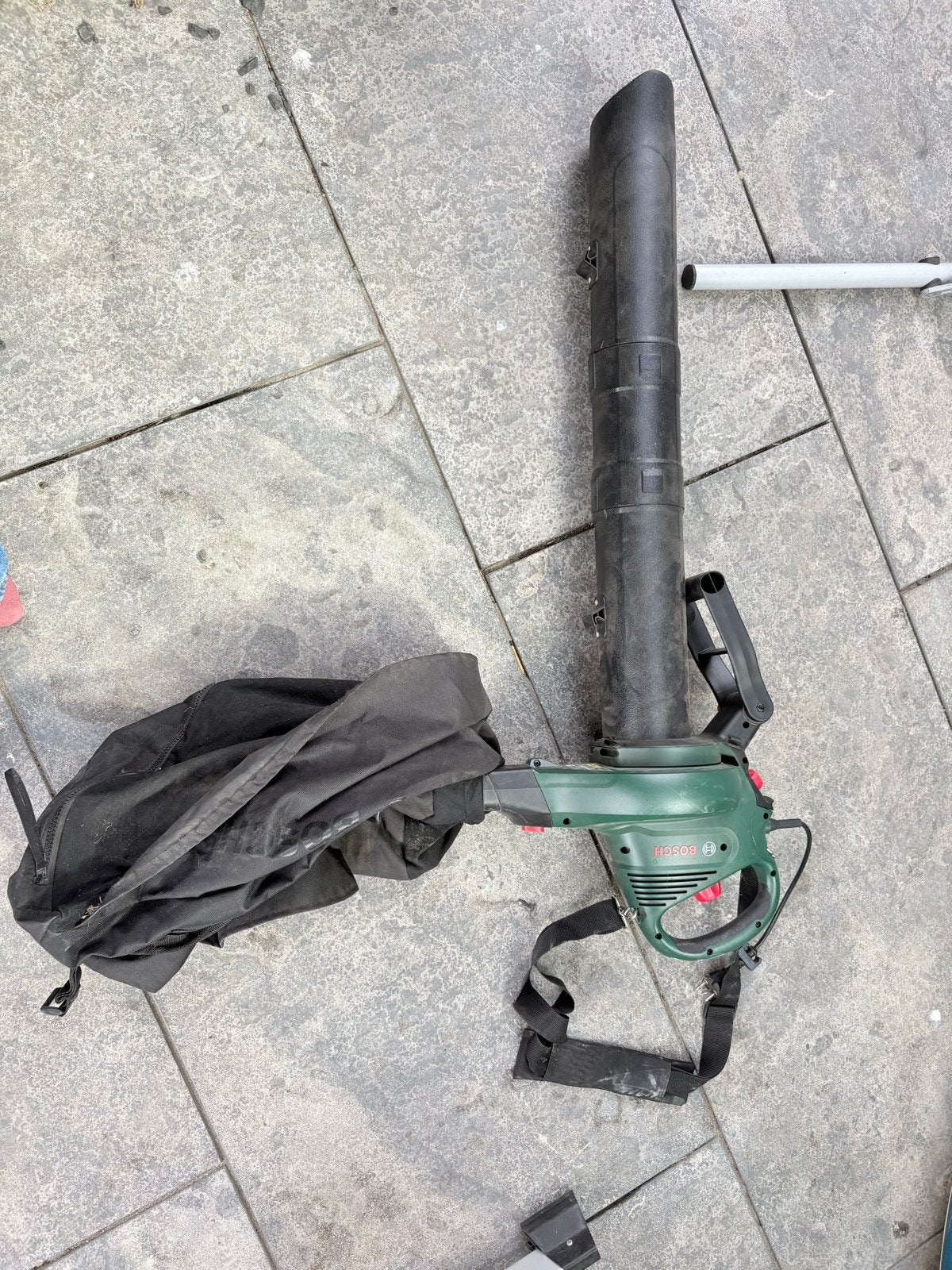 Bosch UniversalGardenTidy 2300 Bladblazer/Bladzuiger, Tuin en Terras, Ophalen, Gebruikt, Handgedragen, Met opvangzak