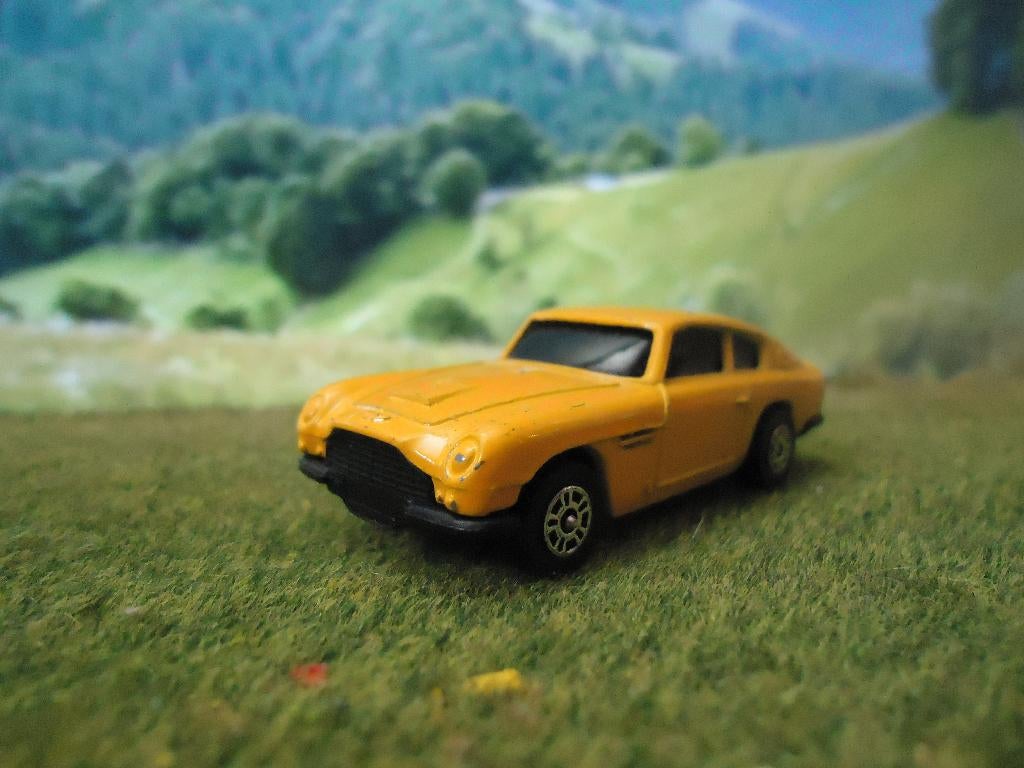 1:64 Aston Martin DB6 Corgi Juniors GEEL in zeer goede staat, Ophalen of Verzenden, Gebruikt, Auto