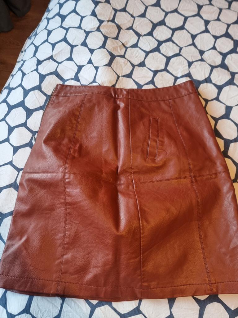 Bruine leerachtige rok - Zo goed als nieuw, Kleding | Dames, Rokken, Bruin, Ophalen of Verzenden, Zo goed als nieuw, Maat 36 (S)