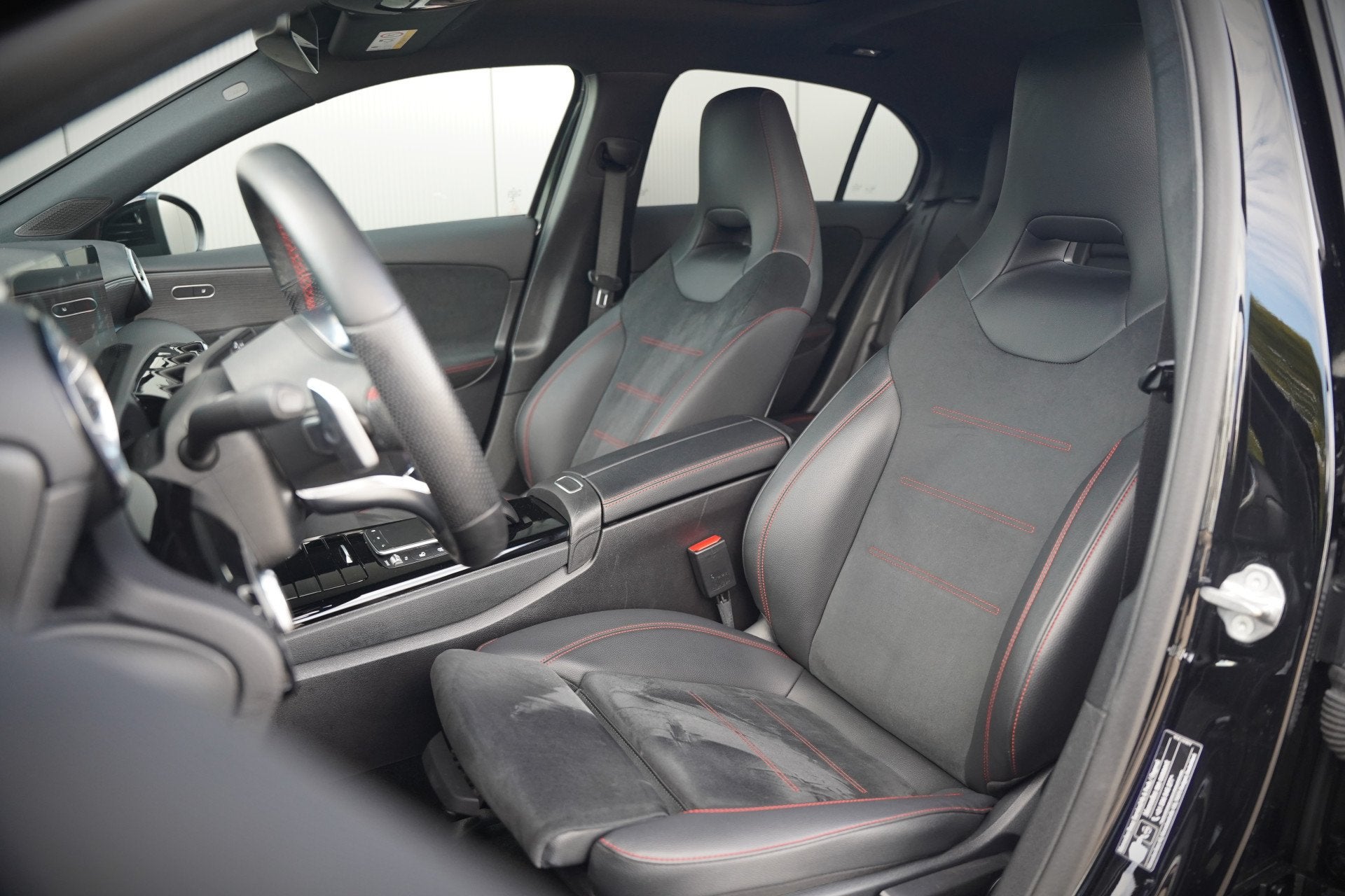 Mercedes-Benz A-Klasse 250 e AMG Line | Panoramadak | Stoelv, Gebruikt, 4 cilinders, 15 kWh, Zwart