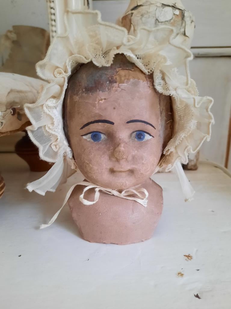 Oud poppenhoofdje met kanten mutsje., Ophalen of Verzenden