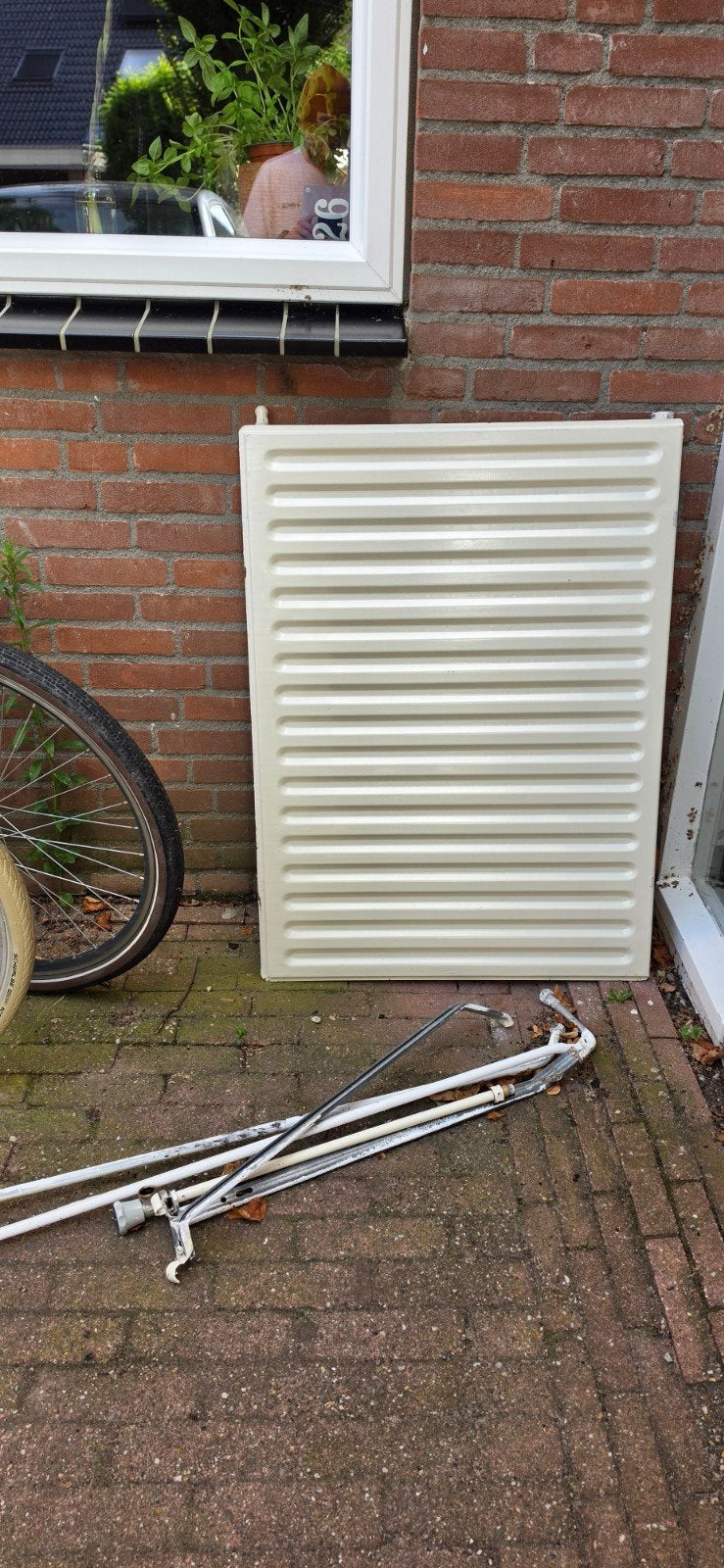 Radiator en leidingen gratis af te halen, Doe-het-zelf en Verbouw, Verwarming en Radiatoren, Ophalen, Gebruikt, Radiator, 30 tot 80 cm