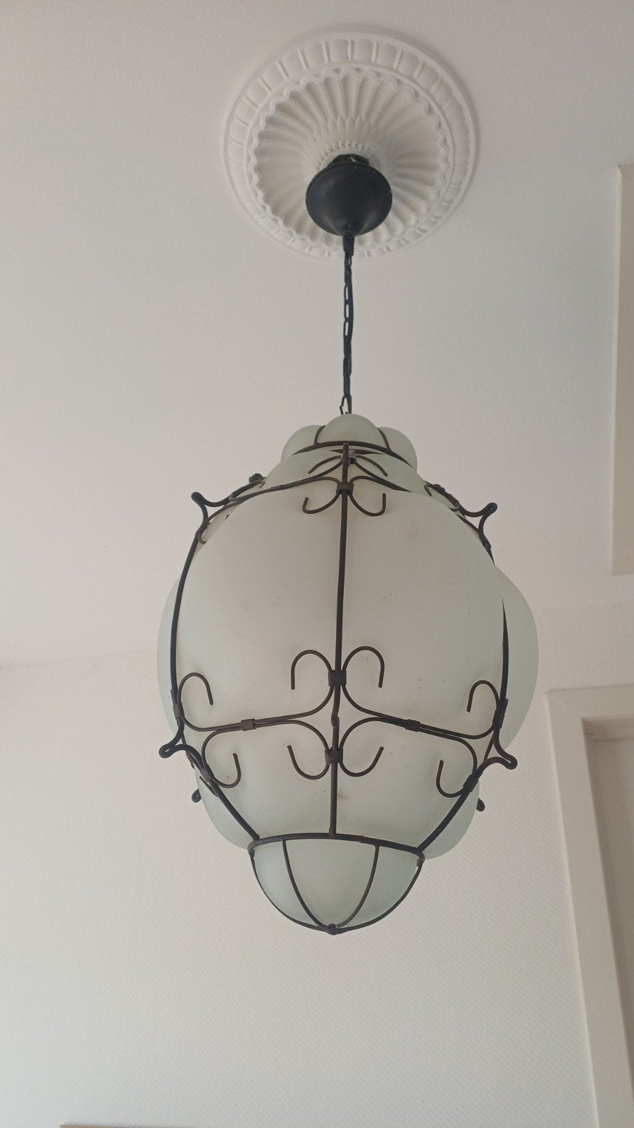 Vintage hanglamp met smeedijzeren frame en melkglas, Gebruikt, E27 (groot), Glas, Ophalen