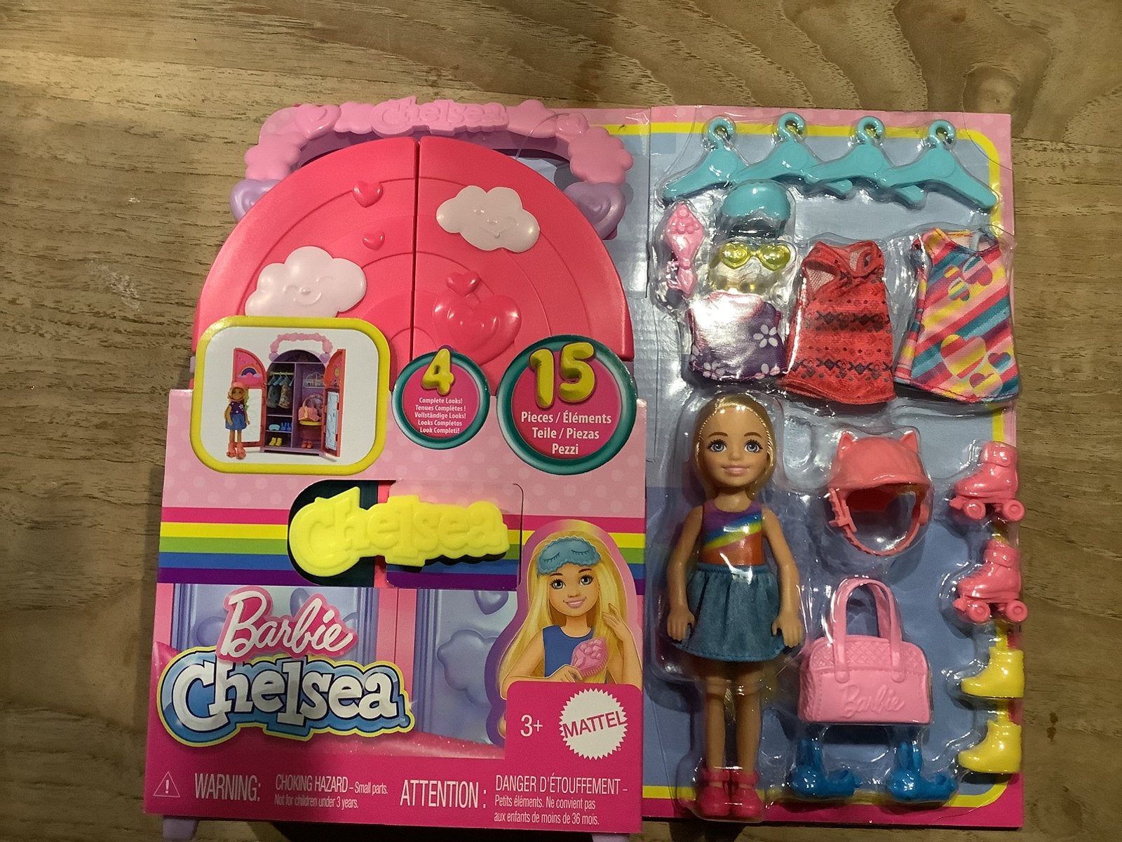 Barbie chelsea met opbergkasje en kleding, Ophalen of Verzenden, Nieuw, Kleertjes