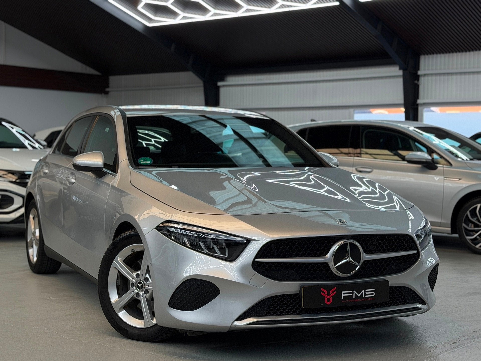 Mercedes-Benz A-klasse 200 Luxury Line Facelift CarPlay Came, Auto's, Dealer onderhouden, Gebruikt, 4 cilinders, Met garantie (alle)