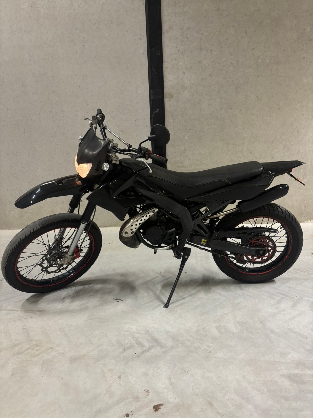 Derbi senda SM 50cc schakelbrommer, Fietsen en Brommers, Ophalen of Verzenden, Zo goed als nieuw