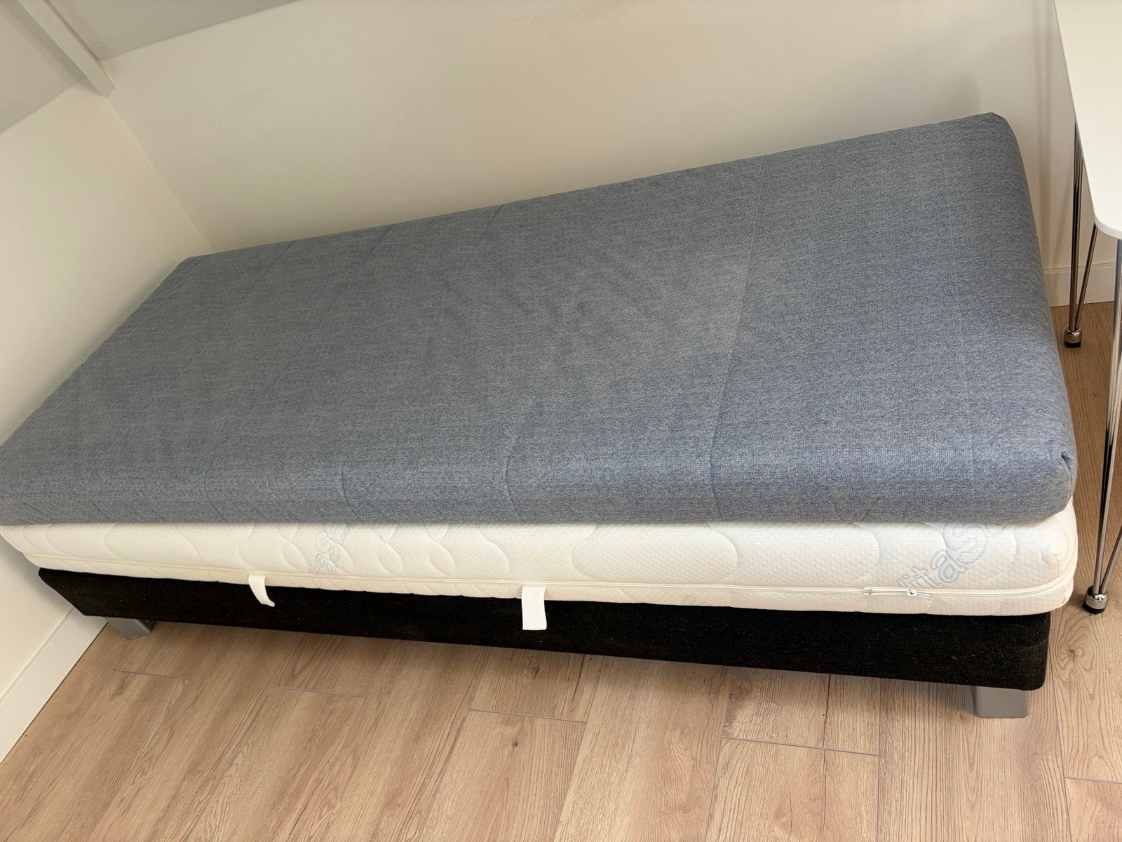 Eenpersoonsbed met matras en topper, Ophalen, 90 cm, Eenpersoons, Zo goed als nieuw