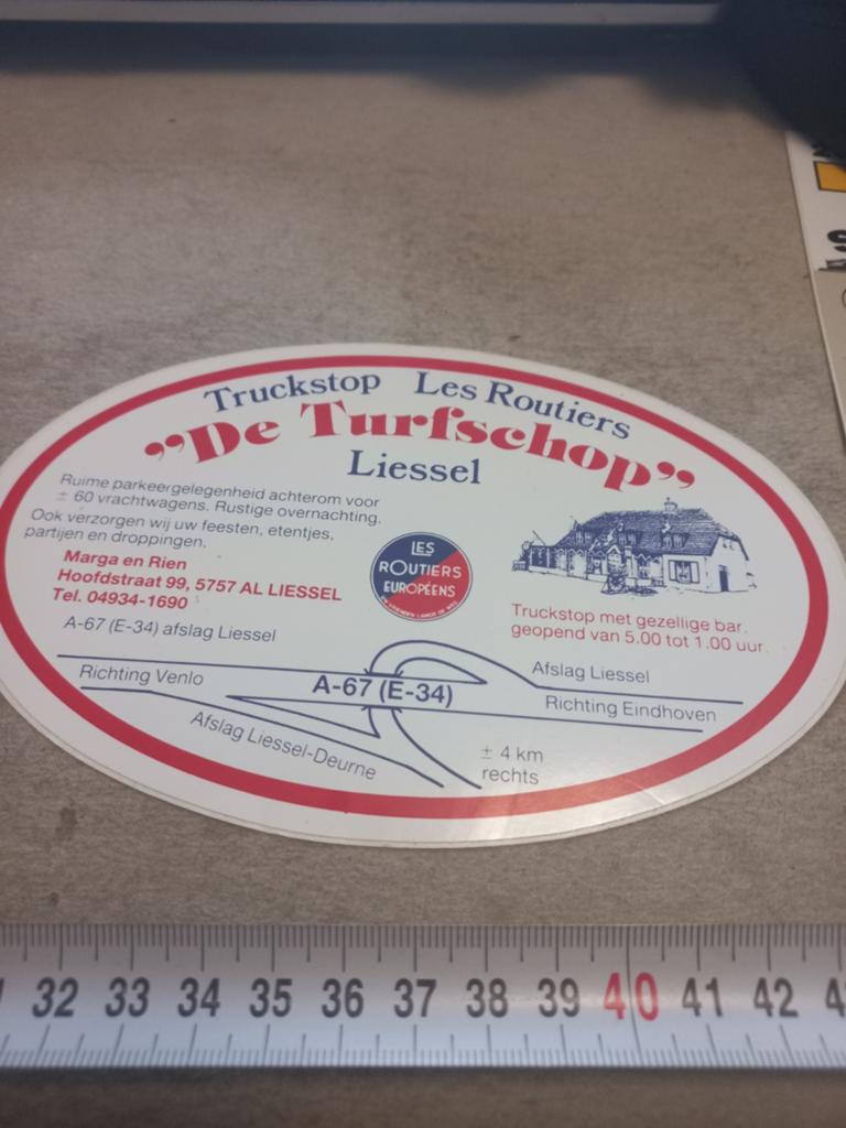 Truckstop les routiers de turfschop liessel  33, Verzamelen, Stickers, Ophalen of Verzenden, Zo goed als nieuw