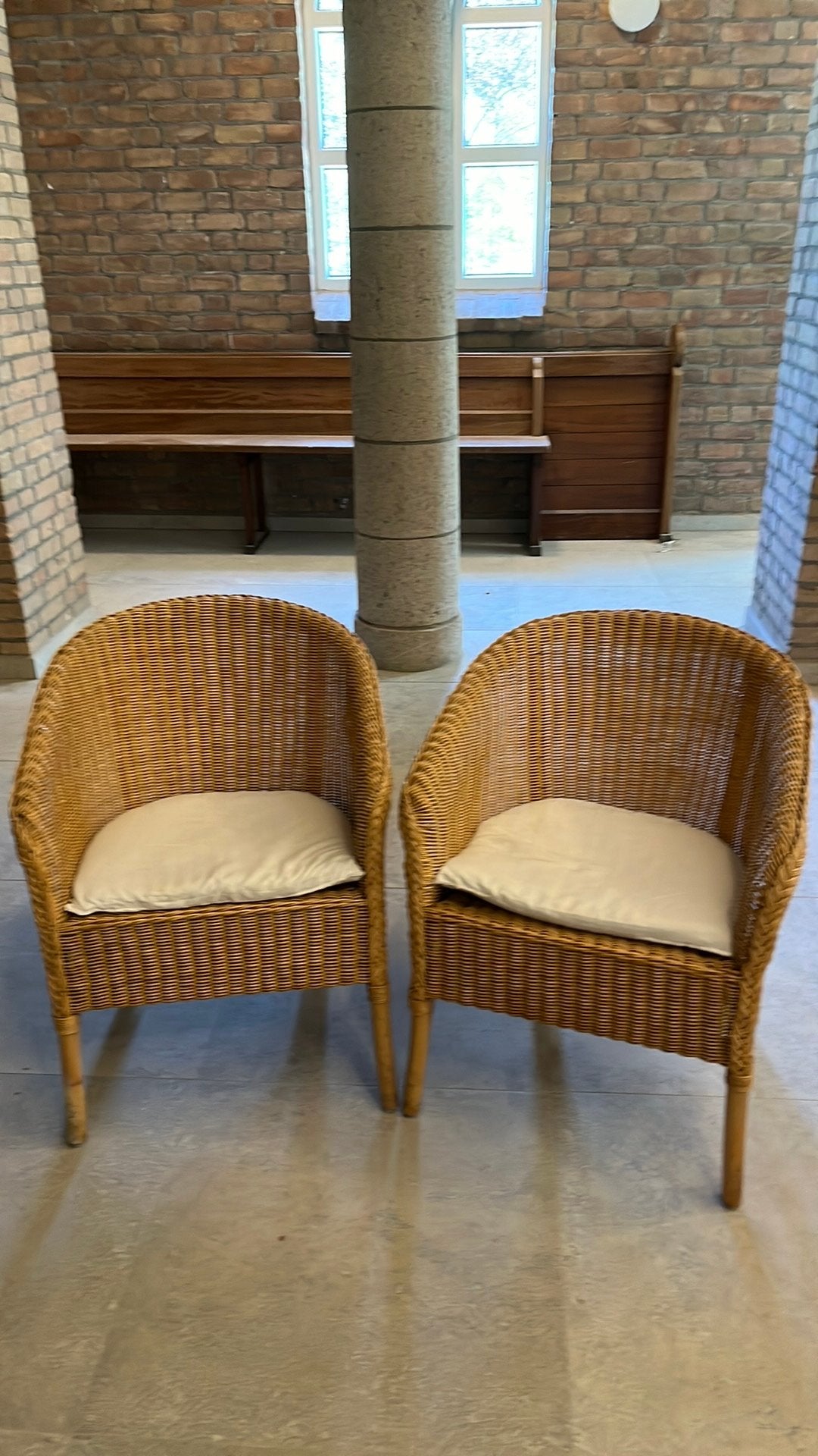 2 kleine rieten stoeltjes voor slaapkamer 58 b x 55 d x 70 h, Ophalen, Zo goed als nieuw, Bruin, Twee