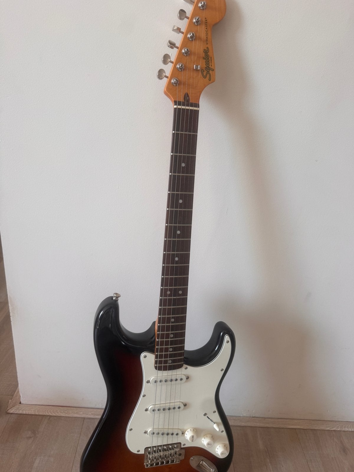 Squier Stratocaster elektrische gitaar met hoes NIEUW, Ophalen of Verzenden, Gebruikt, Solid body, Fender