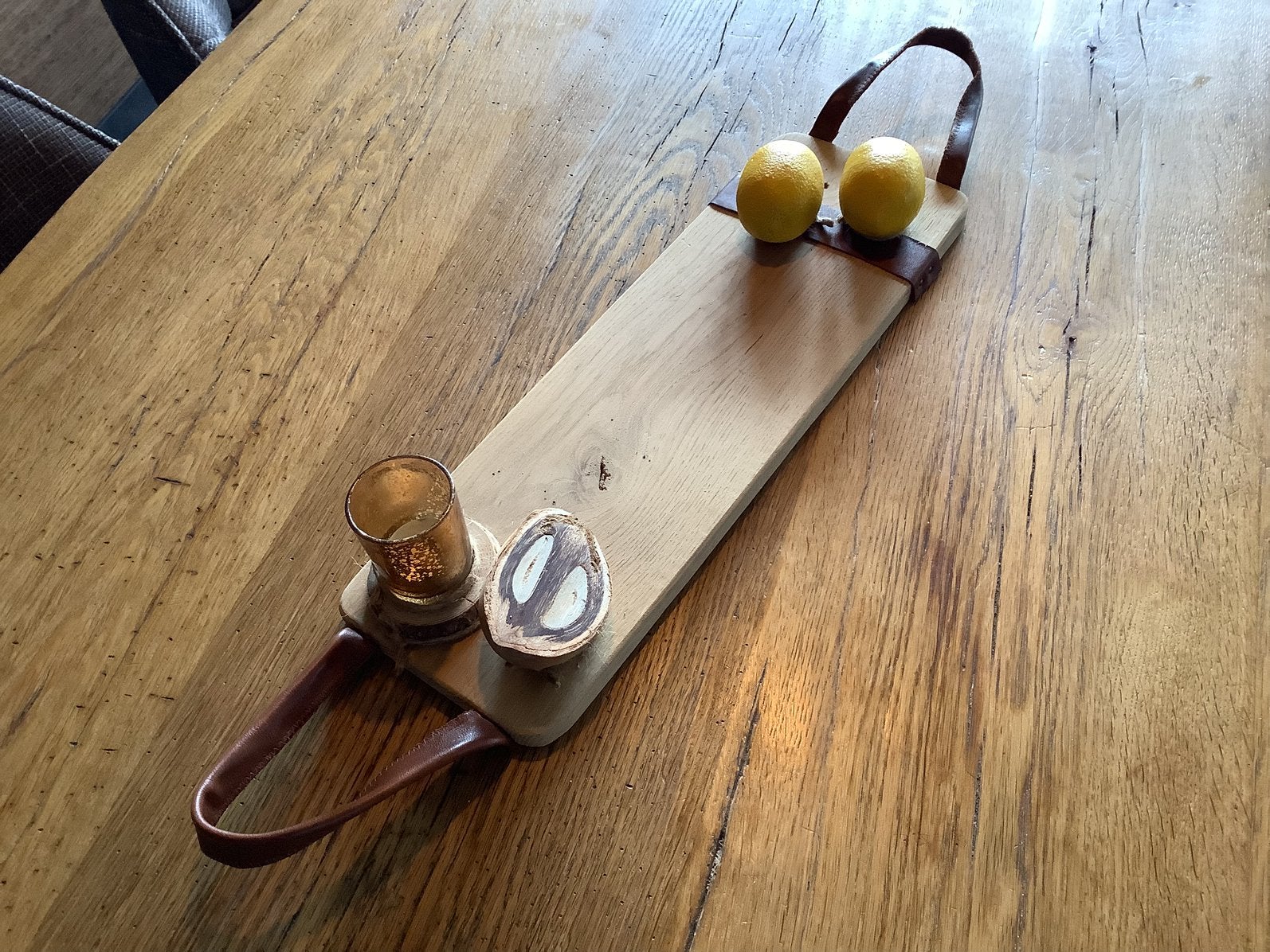 Eiken serveer plank met leer en accesoirs lengte 50cm., Ophalen of Verzenden, Nieuw, Hout, Serveerplank
