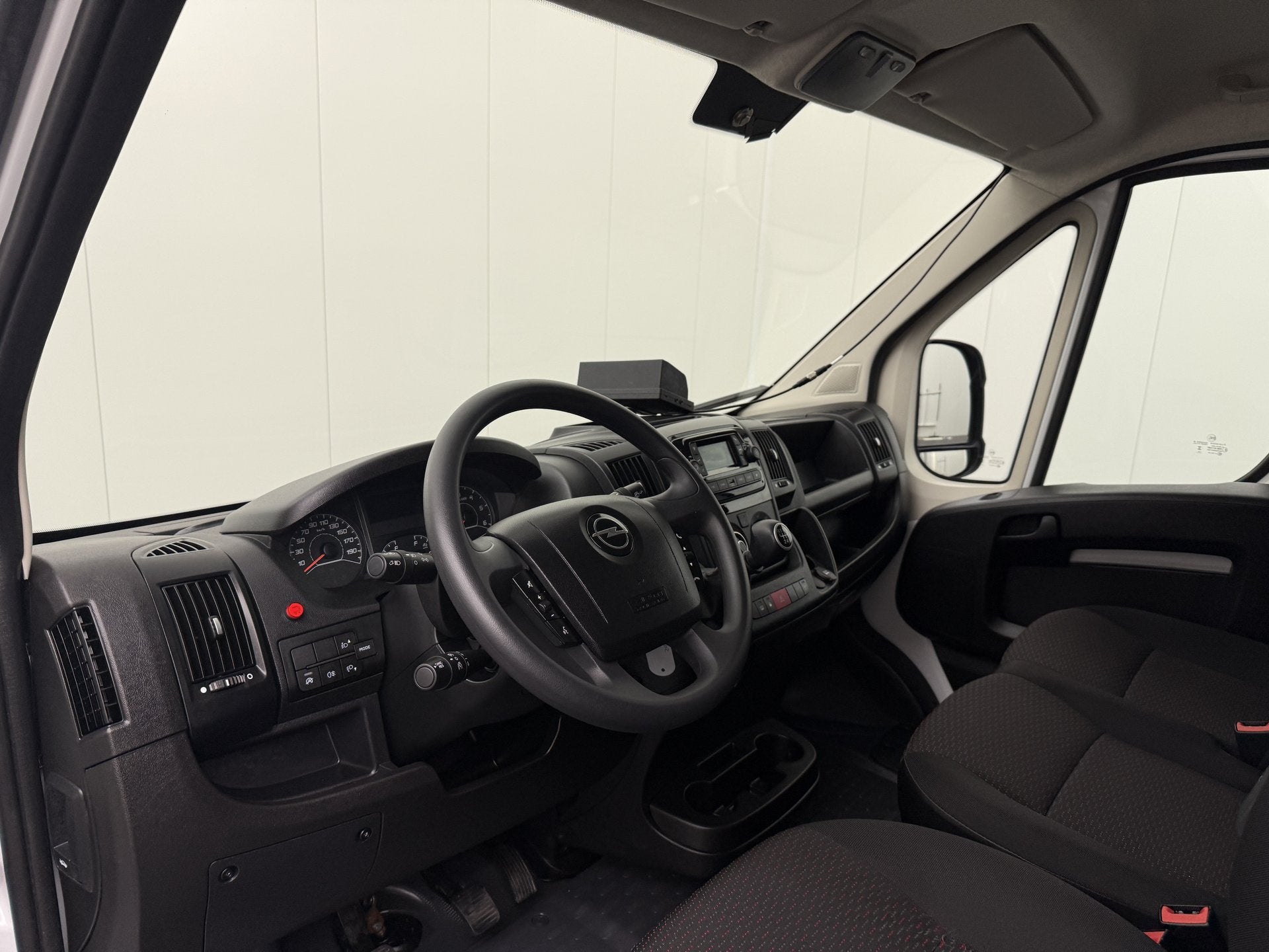 Opel Movano 140PK Bakwagen+Laadklep | Camera | Airco | Cruis, Auto's, Stof, Gebruikt, 2500 kg, 2500 kg