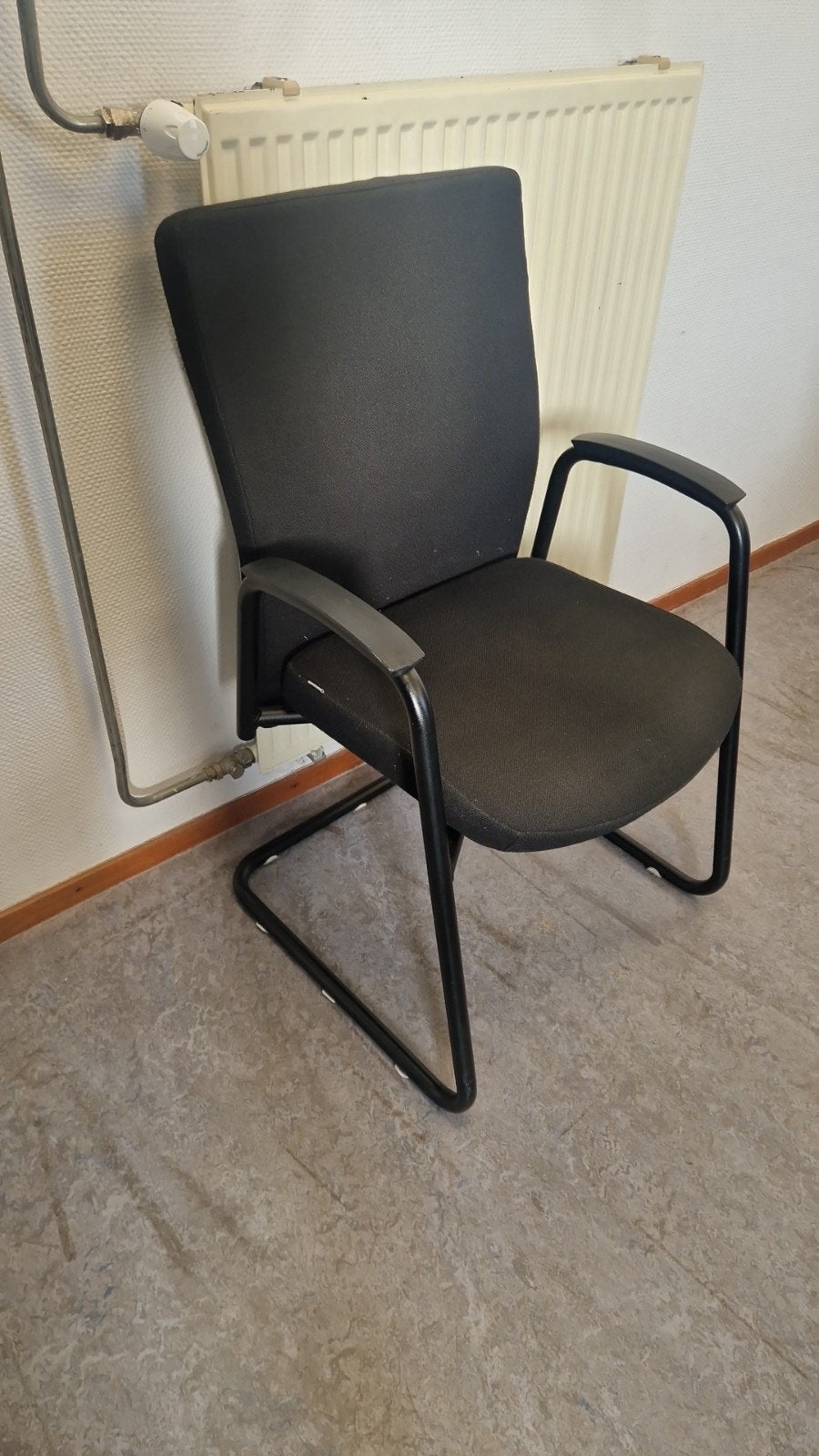 10 zwarte bureaustoelen met armleuningen, Ophalen, Zwart, Metaal, Vijf, Zes of meer stoelen