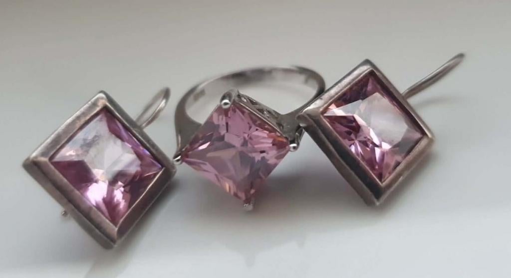 Prachtige set: oorbellen met de ring., Ophalen of Verzenden, Nieuw, Overige materialen