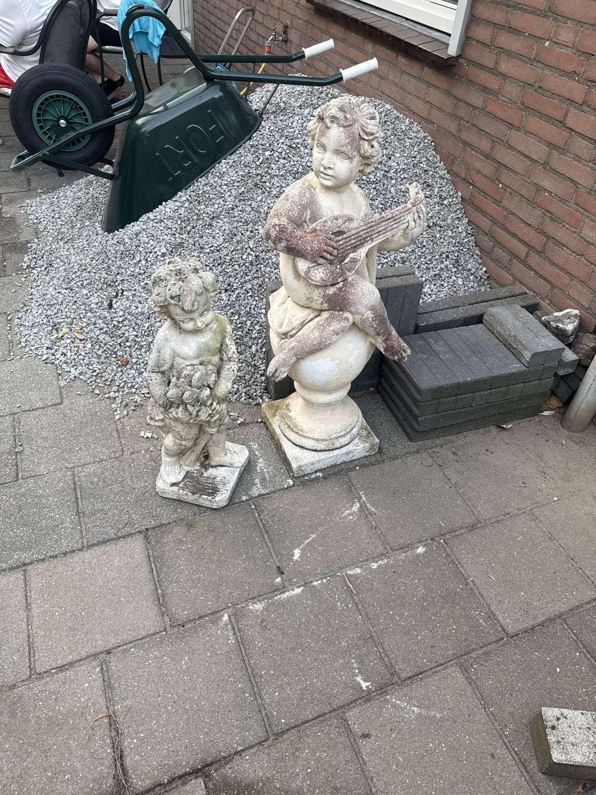 Twee stenen beelden van putti voor de tuin, Tuin en Terras, Ophalen, Gebruikt, Steen, Mensenbeeld