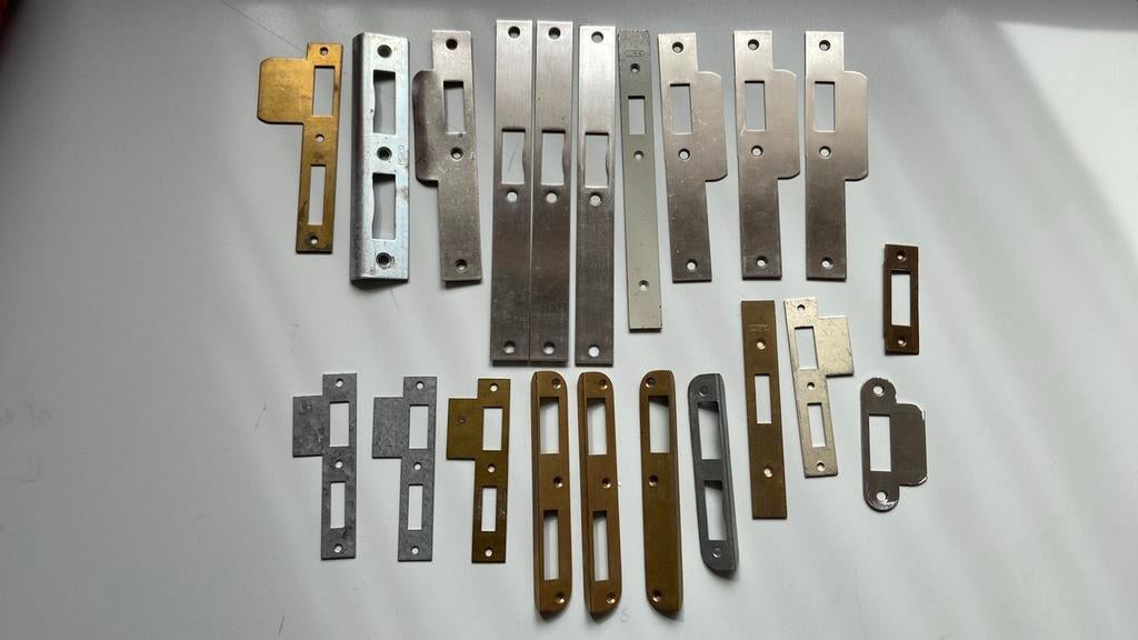 21 x Sluitplaten sluitplaat, Ophalen of Verzenden, Zo goed als nieuw, Koper of Messing, Klink of Kruk