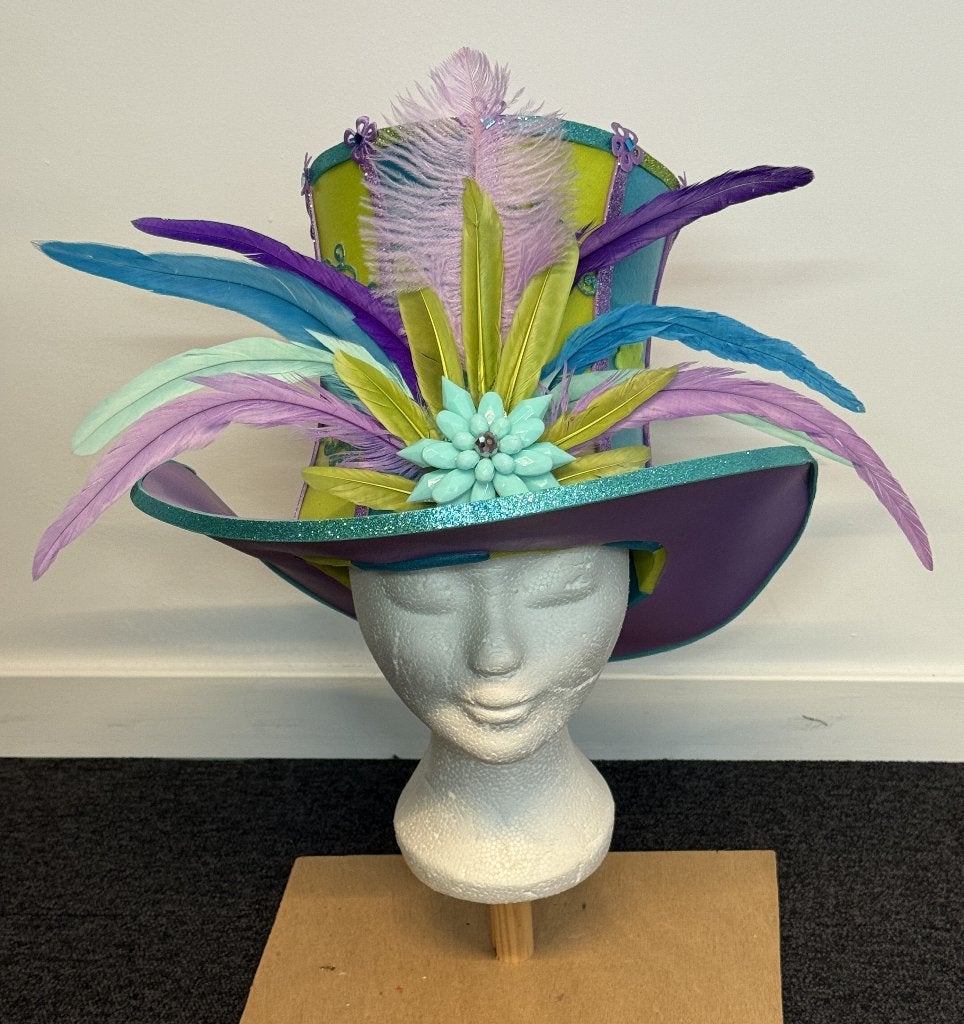 Foam hoge hoed aqua/lime/lila, Kleding | Dames, Carnaval, Ophalen of Verzenden, Zo goed als nieuw, Accessoires