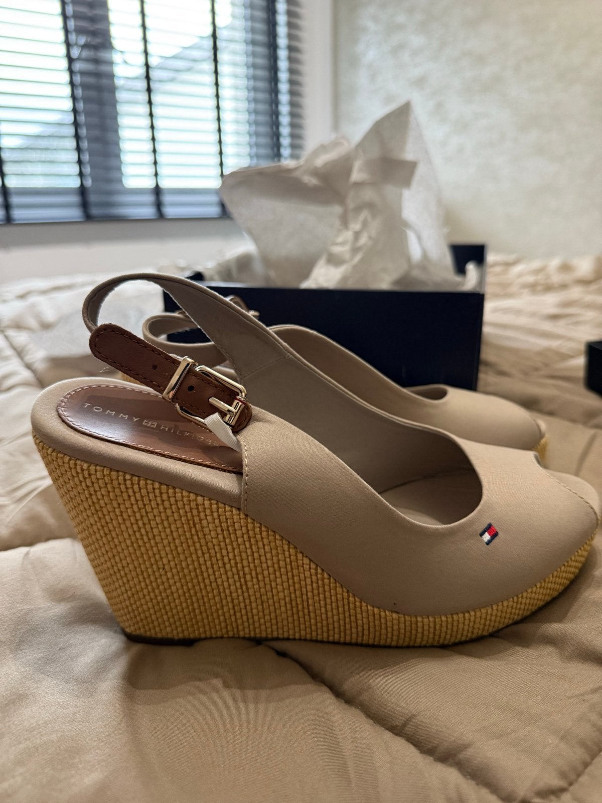 Tommy Hilfiger Iconic Elena Sling Wedge - Maat 40, Ophalen of Verzenden, Nieuw, Beige, Sandalen of Muiltjes
