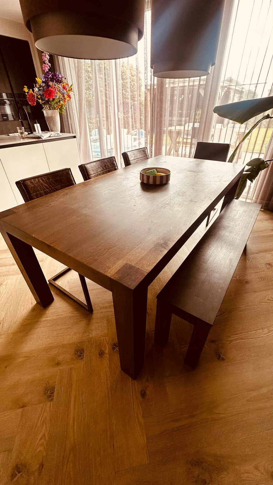 Robuuste eiken eettafel met bankje en stoelen, Ophalen, Eikenhout, 50 tot 100 cm, Zo goed als nieuw