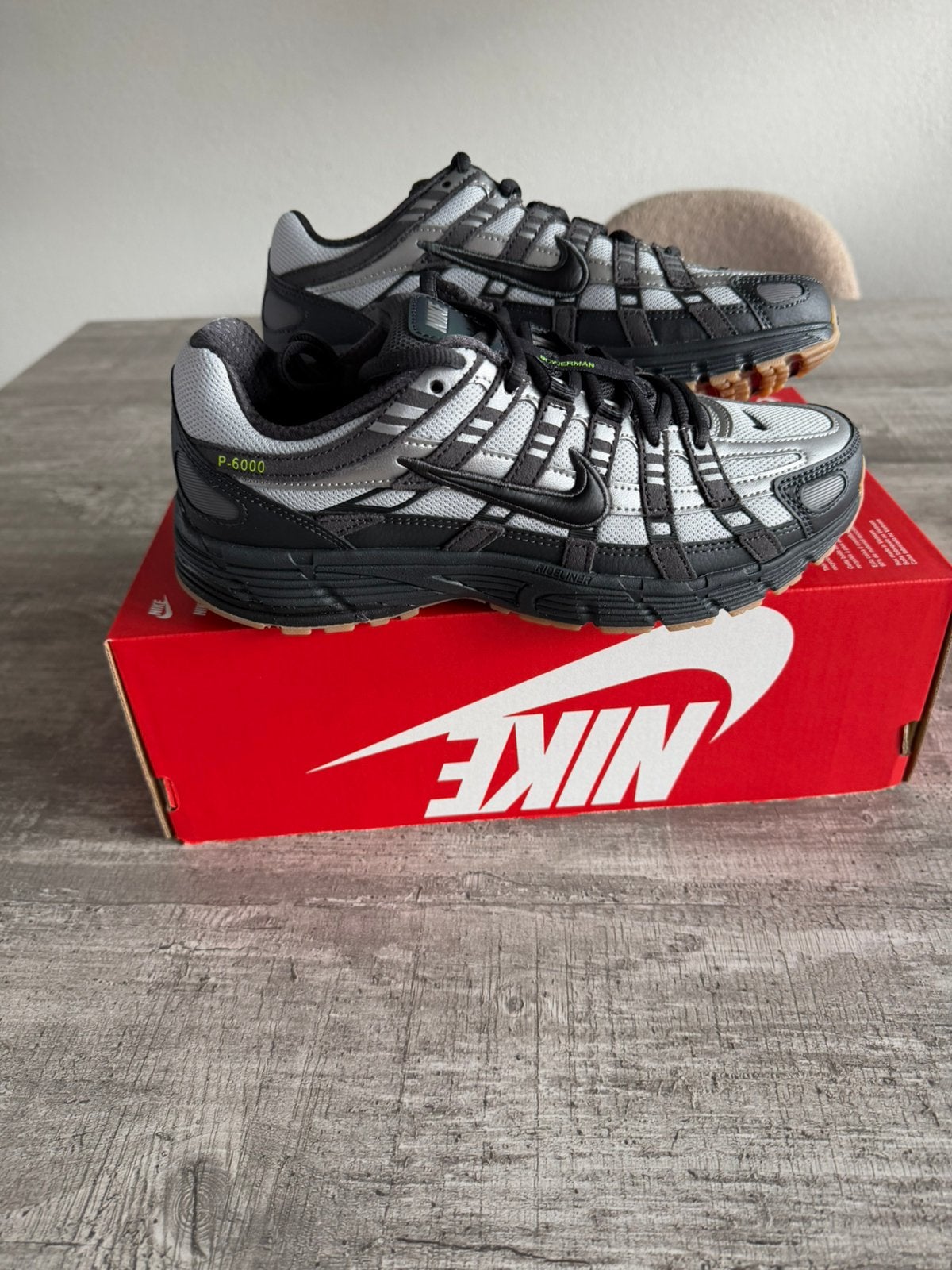 Te koop nieuw paar nike P-6000 in maat 38,5 (38.5), Overige kleuren, Nieuw, Ophalen of Verzenden, Sneakers of Gympen