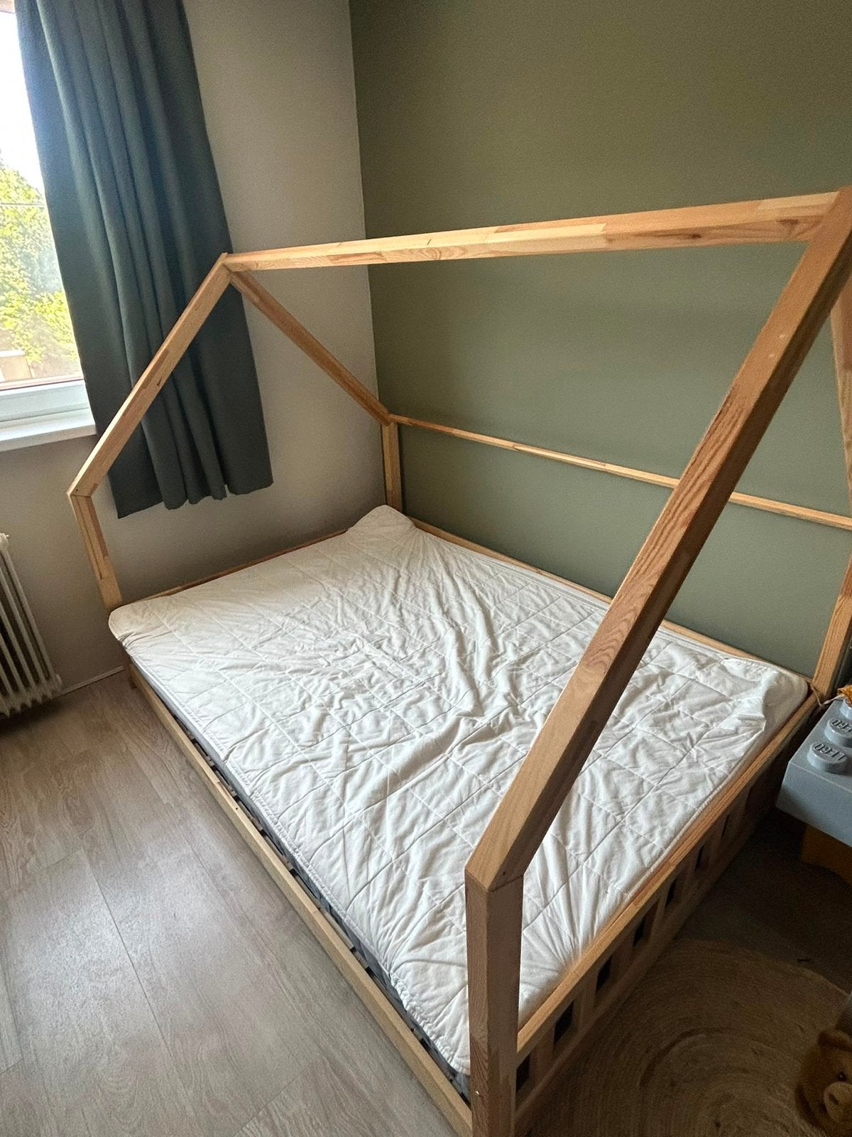 Houten huisbed voor kinderen - 140x200, Kinderen en Baby's, Kinderkamer | Bedden, Zo goed als nieuw, 180 cm of meer, 100 cm of meer