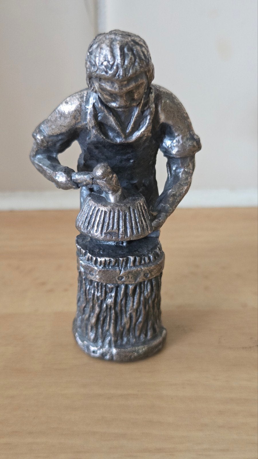 Vintage Tinnen Beeldje: Man met Hamer en Aambeeld, Verzamelen, Ophalen of Verzenden, Gebruikt, Mens